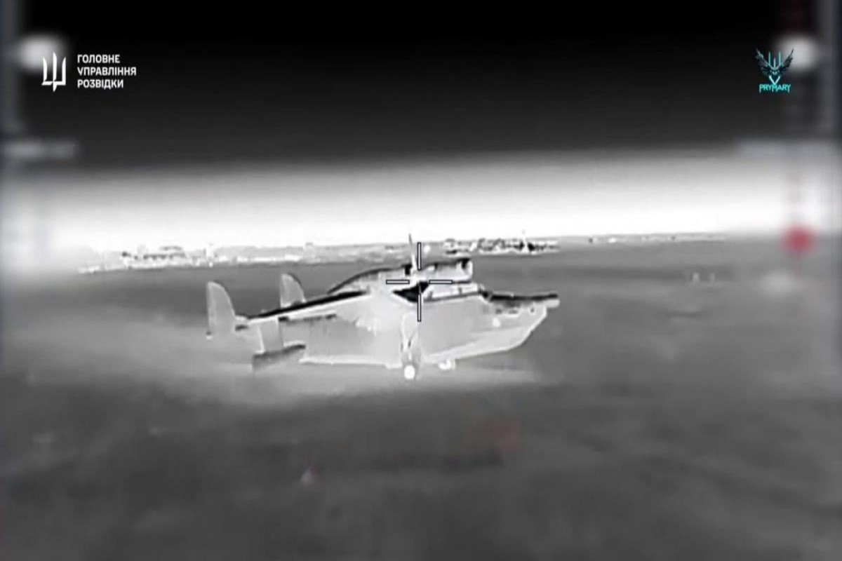 Ukrayna dronları ilk dəfə Krımda Rusiya ordusuna məxsus təyyarə və helikopteri vurub - VİDEO 