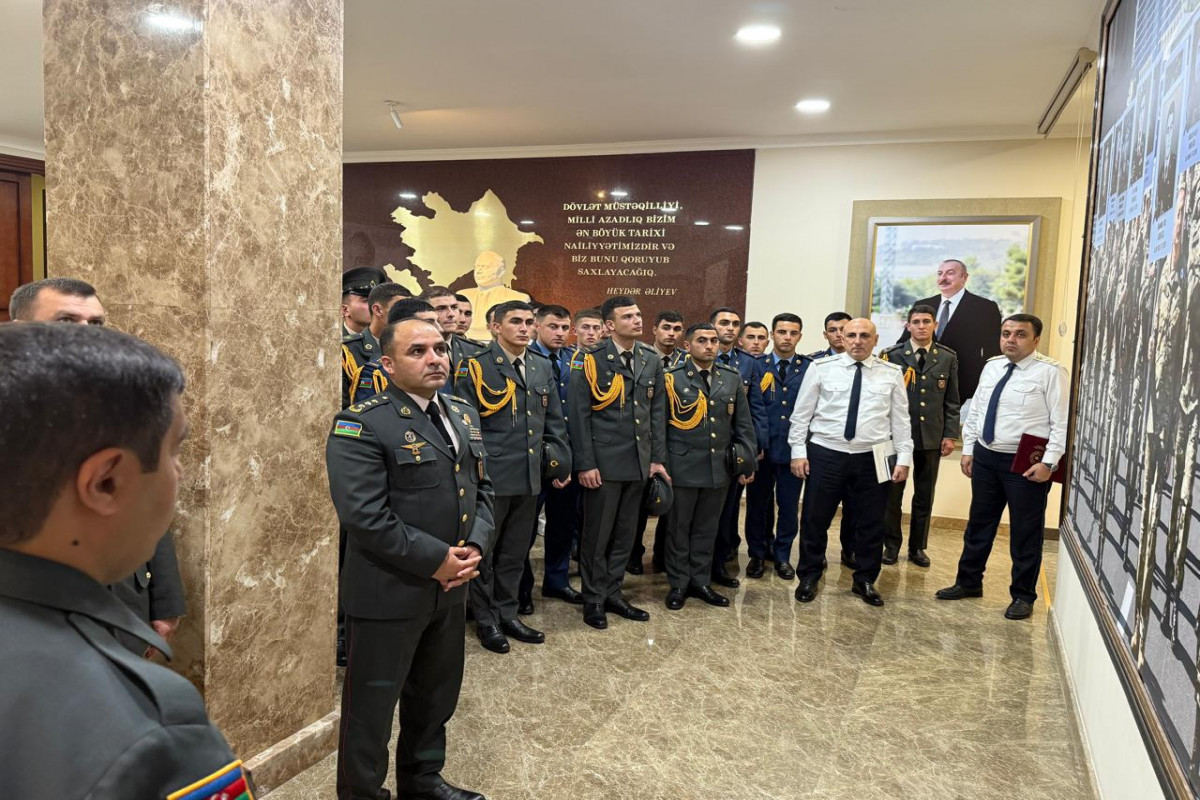 Hərbi Prokuror kursantlarla görüşüb