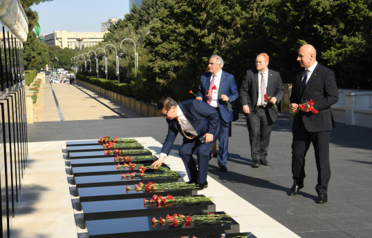Çili parlamentariləri Fəxri və Şəhidlər xiyabanlarını ziyarət ediblər