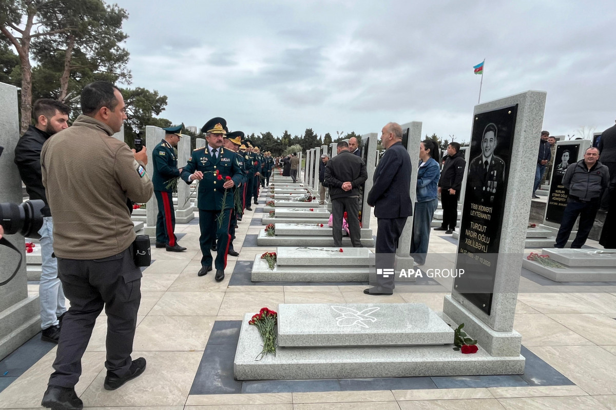 Anım Günü münasibətilə II Şəhidlər Xiyabanı ziyarət edilir - FOTO 