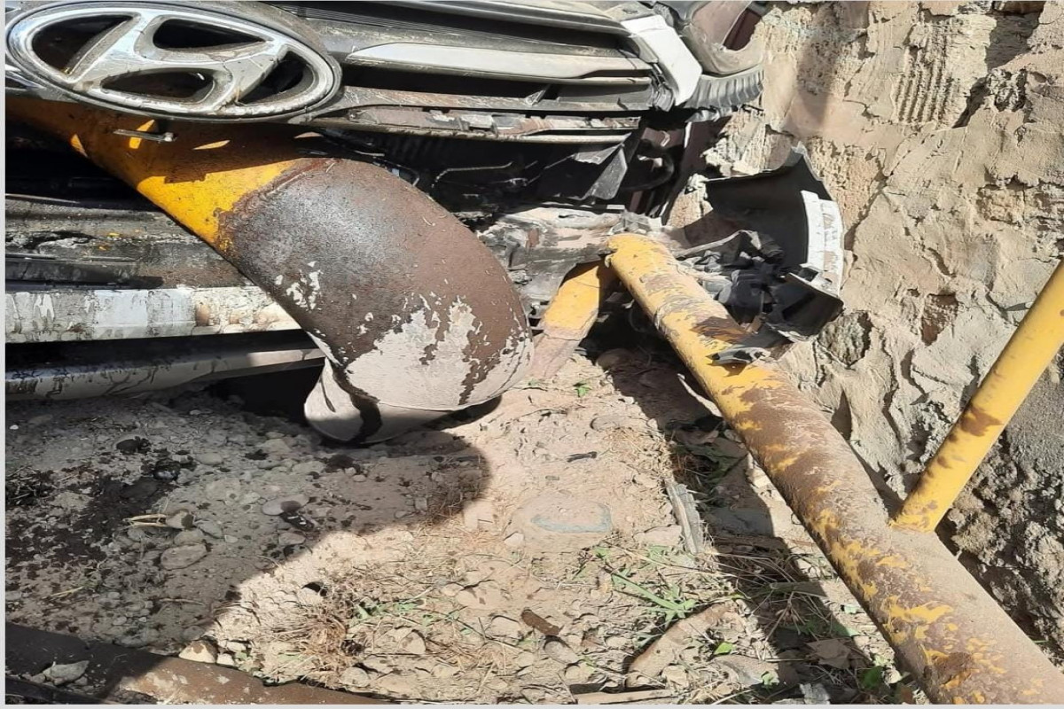 Şərurda minik avtomobili qaz xəttinə çırpılıb