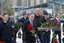 Dövlət və hökumət rəsmiləri Zəfər abidəsini ziyarət edir - FOTO 