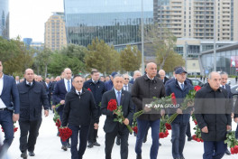 Dövlət və hökumət rəsmiləri Zəfər abidəsini ziyarət edir - FOTO 