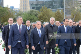Dövlət və hökumət rəsmiləri Zəfər abidəsini ziyarət edir - FOTO 