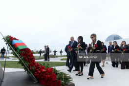 Dövlət və hökumət rəsmiləri Zəfər abidəsini ziyarət edir - FOTO 