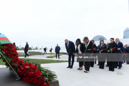 Dövlət və hökumət rəsmiləri Zəfər abidəsini ziyarət edir - FOTO 
