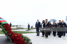 Dövlət və hökumət rəsmiləri Zəfər abidəsini ziyarət edir - FOTO 