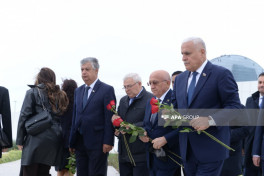 Dövlət və hökumət rəsmiləri Zəfər abidəsini ziyarət edir - FOTO 