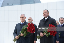 Dövlət və hökumət rəsmiləri Zəfər abidəsini ziyarət edir - FOTO 