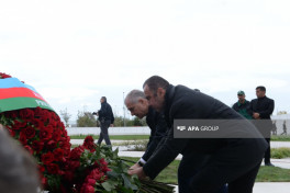 Dövlət və hökumət rəsmiləri Zəfər abidəsini ziyarət edir - FOTO 