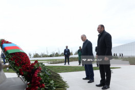 Dövlət və hökumət rəsmiləri Zəfər abidəsini ziyarət edir - FOTO 