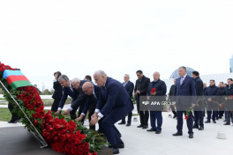 Dövlət və hökumət rəsmiləri Zəfər abidəsini ziyarət edir - FOTO 