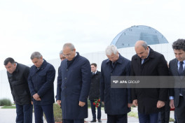 Dövlət və hökumət rəsmiləri Zəfər abidəsini ziyarət edir - FOTO 