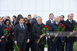 Dövlət və hökumət rəsmiləri Zəfər abidəsini ziyarət edir - FOTO 