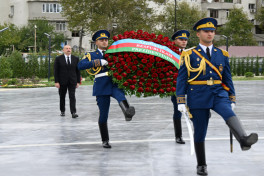 Prezident Vətən müharibəsi şəhidlərinin xatirəsini bir dəqiqəlik sükutla yad edib - VİDEO 