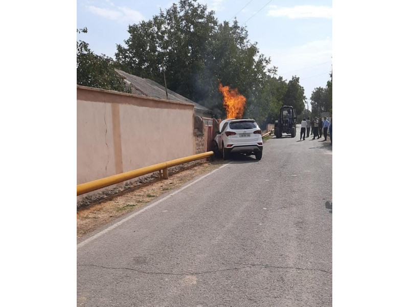 Şərurda minik avtomobili qaz xəttinə çırpılıb