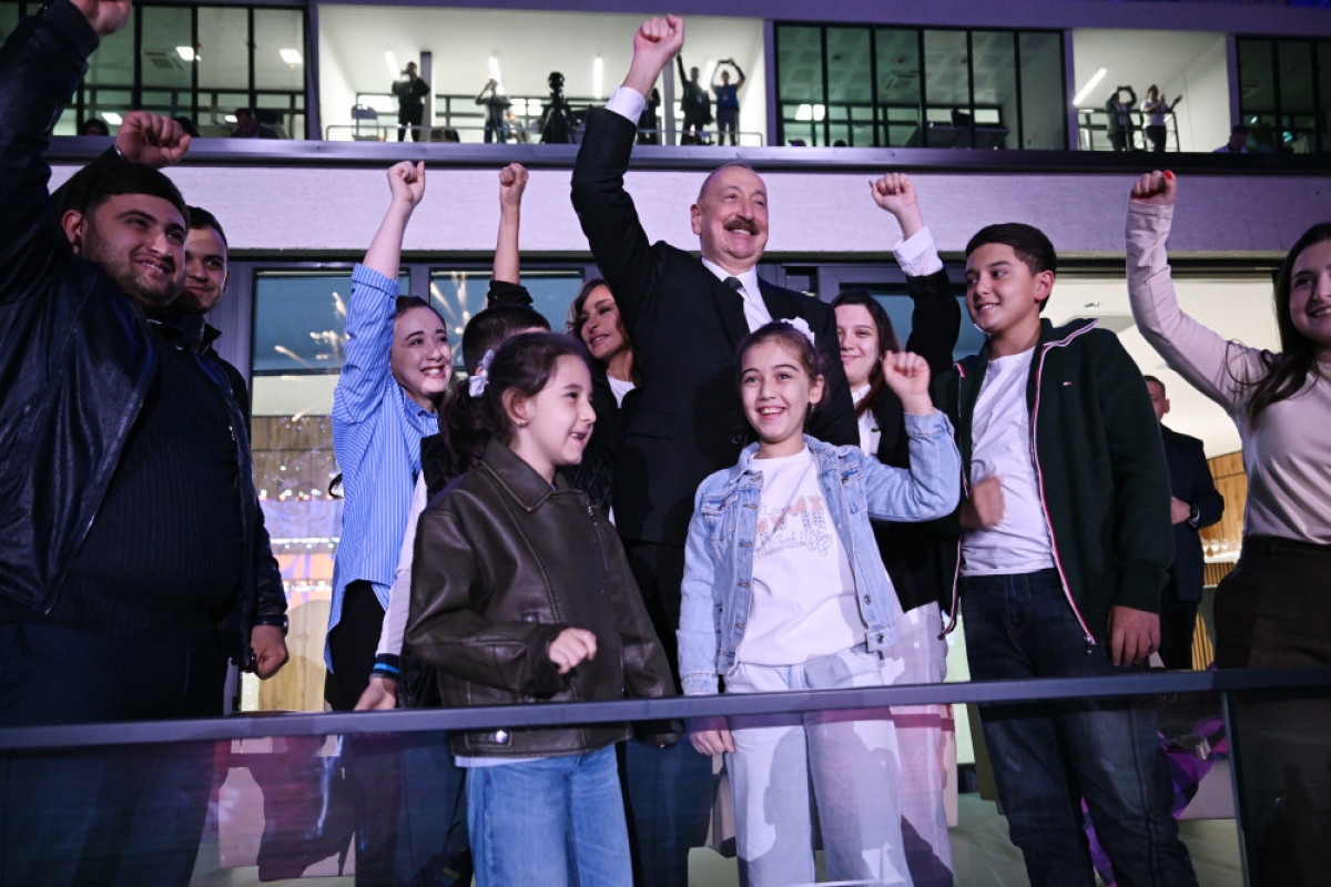 Prezident İlham Əliyev və Mehriban Əliyeva Gəncədə MDB Oyunlarının açılışında şəhid övladları ilə görüşüb
