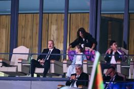 Prezident İlham Əliyev və Mehriban Əliyeva Gəncədə MDB Oyunlarının açılışında şəhid övladları ilə görüşüb