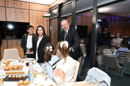 Prezident İlham Əliyev və Mehriban Əliyeva Gəncədə MDB Oyunlarının açılışında şəhid övladları ilə görüşüb