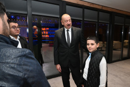 Prezident İlham Əliyev və Mehriban Əliyeva Gəncədə MDB Oyunlarının açılışında şəhid övladları ilə görüşüb