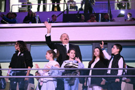 Prezident İlham Əliyev və Mehriban Əliyeva Gəncədə MDB Oyunlarının açılışında şəhid övladları ilə görüşüb