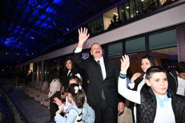 Prezident İlham Əliyev və Mehriban Əliyeva Gəncədə MDB Oyunlarının açılışında şəhid övladları ilə görüşüb