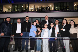 Prezident İlham Əliyev və Mehriban Əliyeva Gəncədə MDB Oyunlarının açılışında şəhid övladları ilə görüşüb