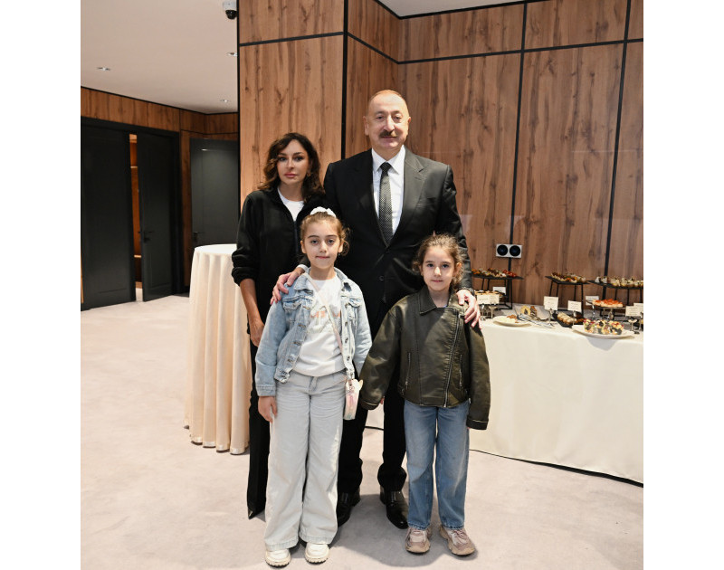 Prezident İlham Əliyev və Mehriban Əliyeva Gəncədə MDB Oyunlarının açılışında şəhid övladları ilə görüşüb
