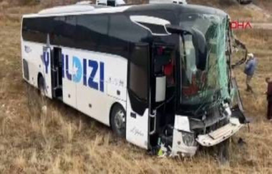 Türkiyədə TIR-la avtobus toqquşub, 20 nəfər yaralanıb