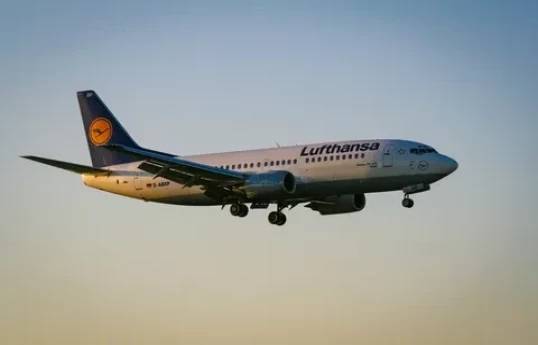 "Lufthansa" yanacaq qiymətlərinin artması səbəbindən bəzi uçuşları dayandıra bilər
