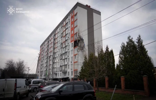Rusiya Kiyev vilayətində yaşayış binasına zərbə endirib, ölən və yaralananlar var - VİDEO 