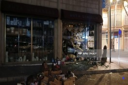 Gəncədə minik maşını mağazaya çırpılıb - FOTO 