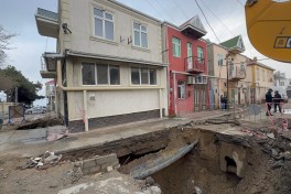 ADSEA sədri üzərində evlər tikilən kollektorun çökdüyü ərazidə olub - VİDEO 