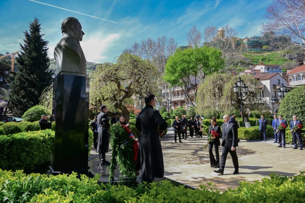 Prezident İlham Əliyev Tbilisidə Ümummilli Lider Heydər Əliyevin abidəsini ziyarət edib - FOTO 