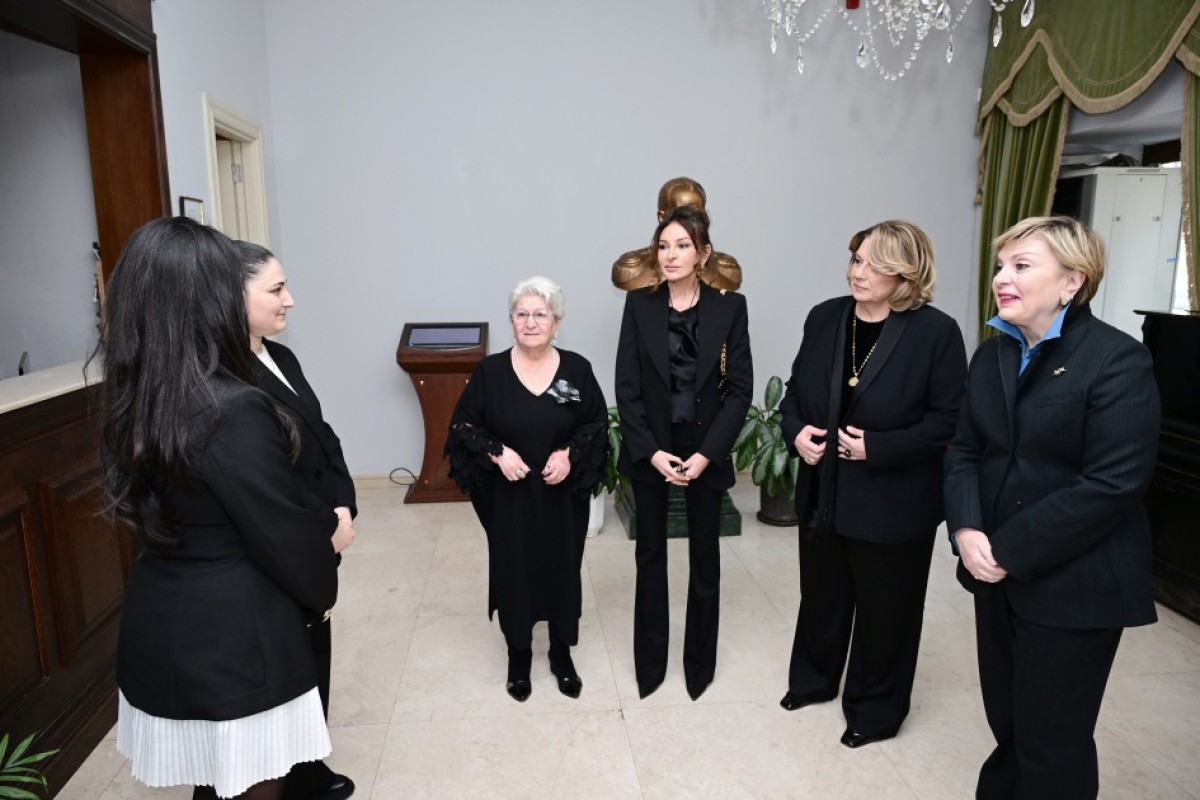 Mehriban Əliyeva Tbilisidə Mirzə Fətəli Axundzadə adına Azərbaycan Mədəniyyəti Muzeyi ilə tanış olub - FOTO 