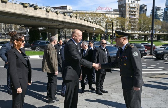 Prezident İlham Əliyev Tbilisidə Qəhrəmanlar Memorialını ziyarət edib