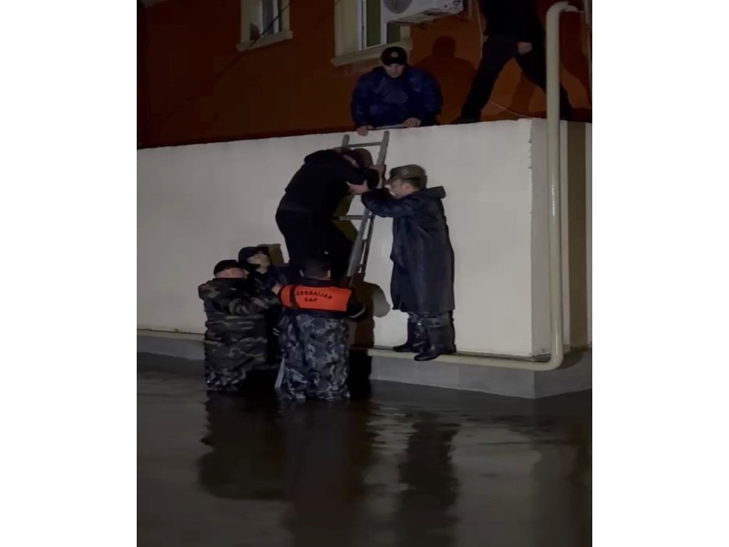 FHN yağışlarla əlaqədar yaranan fəsadları aradan qaldırmağa davam edir - VİDEO 