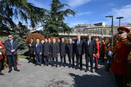 Prezident İlham Əliyev Tbilisidə Qəhrəmanlar Memorialını ziyarət edib