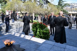 Prezident İlham Əliyev Tbilisidə Qəhrəmanlar Memorialını ziyarət edib