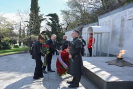 Prezident İlham Əliyev Tbilisidə Qəhrəmanlar Memorialını ziyarət edib