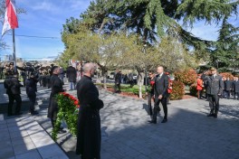 Prezident İlham Əliyev Tbilisidə Qəhrəmanlar Memorialını ziyarət edib