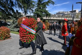 Prezident İlham Əliyev Tbilisidə Qəhrəmanlar Memorialını ziyarət edib