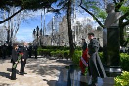 Prezident İlham Əliyev Tbilisidə Ümummilli Lider Heydər Əliyevin abidəsini ziyarət edib - FOTO 