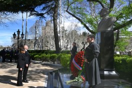 Prezident İlham Əliyev Tbilisidə Ümummilli Lider Heydər Əliyevin abidəsini ziyarət edib - FOTO 
