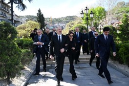 Prezident İlham Əliyev Tbilisidə Ümummilli Lider Heydər Əliyevin abidəsini ziyarət edib - FOTO 