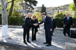 Prezident İlham Əliyev Tbilisidə Ümummilli Lider Heydər Əliyevin abidəsini ziyarət edib - FOTO 