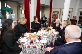 Mehriban Əliyeva Tbilisidə Mirzə Fətəli Axundzadə adına Azərbaycan Mədəniyyəti Muzeyi ilə tanış olub - FOTO 
