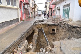 Xətaidə kollektorun üzərində tikilən ev sökülüb, xəttin bərpasına başlanılıb