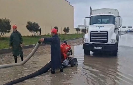 FHN: İntensiv yağışlarla əlaqədar fəsadların aradan qaldırılması və suçəkmə işləri davam etdirilir - VİDEO 