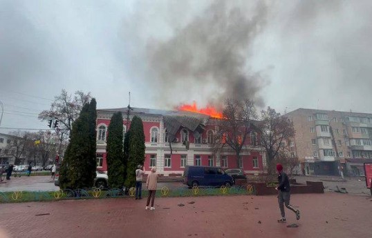 Rusiya ordusu Çerniqov vilayətində meriya binasına PUA ilə zərbə endirib, yanğın başlayıb